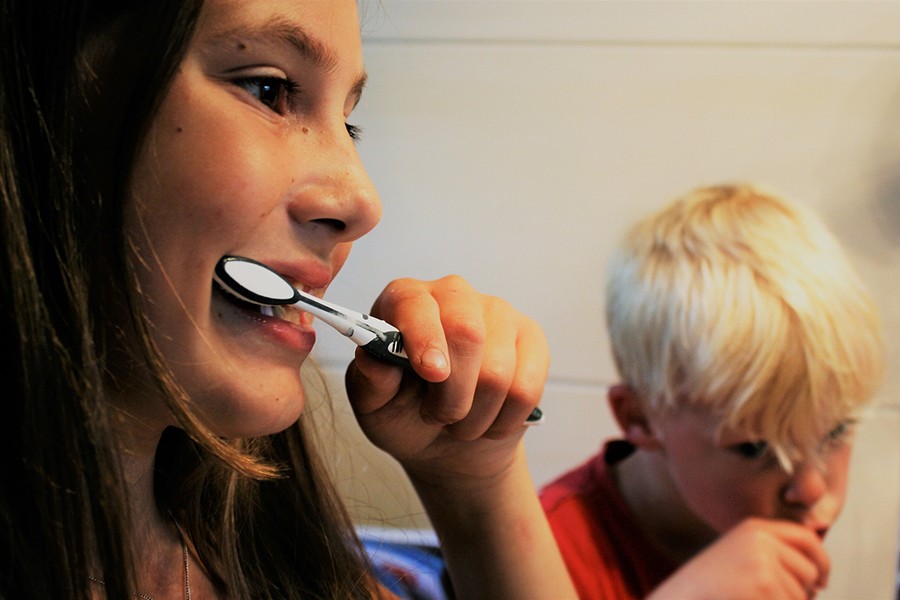 A quel âge et comment les enfants doivent-ils se brosser les dents ?