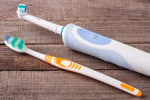 Brosse à dents manuelle ou brosse à dents électrique ?
