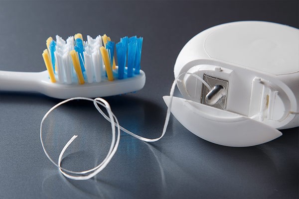 Brossettes et fil dentaire : des instruments à mettre entre toutes les dents…